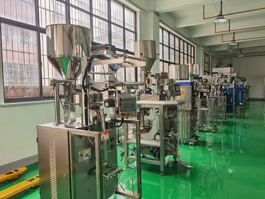 密封自動 100g スナック・キャンディ 垂直梱包機 ポケット 梱包を重量化する 統合機械