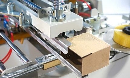 安定した動作と包装プロセスのための電気駆動の紙箱エレクターマシン