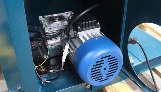 パレットとストレッチフィルムストラッパーにプラスチック製の包装材料を包装する機械