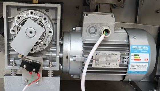 簡単に操作するために,ダブルコンベヤーベルト室真空密封機 DZ 1000S 1100S