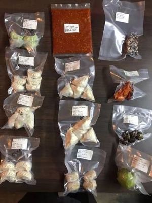 窒素ガス洗浄と2つのシールストラップを持つ食品飲料真空包装機