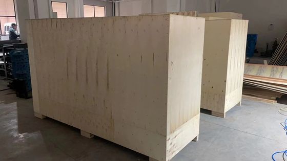 電気駆動の自動熱縮小機 牛乳ボトルとレッドブル缶