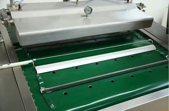 肉チーズと全鶏肉のための先進的な真空コンベアベルト包装機