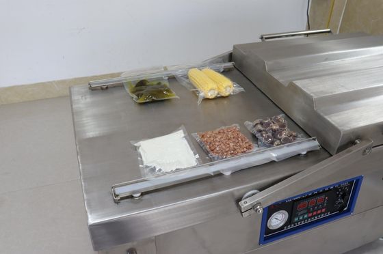 プラスチック製の包装材料と食品の保管用ダブル室真空包装機