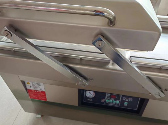 プラスチック包装材料のセミオートマティック商用ダブルチャンバー真空密封機